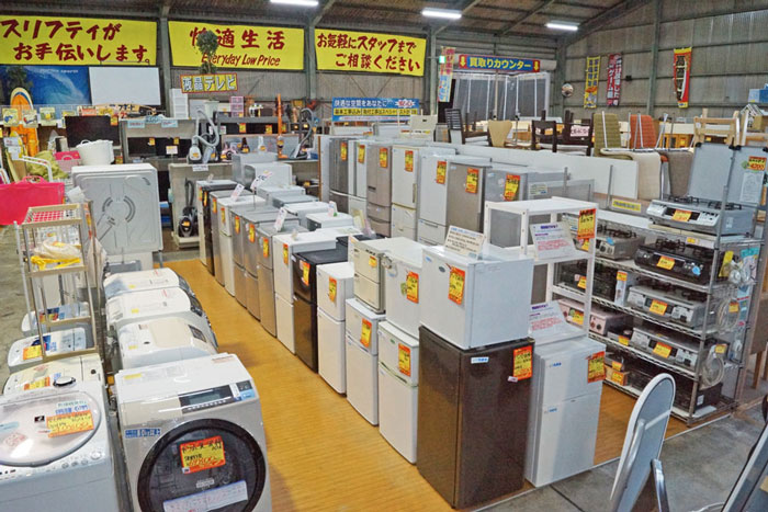 静岡市駿河区のリサイクルショップ スリフティ。冷蔵庫、洗濯機、ガスコンロ、テレビ、ダイニングセット、食器棚、レンジボードの家電や家具が満載。
